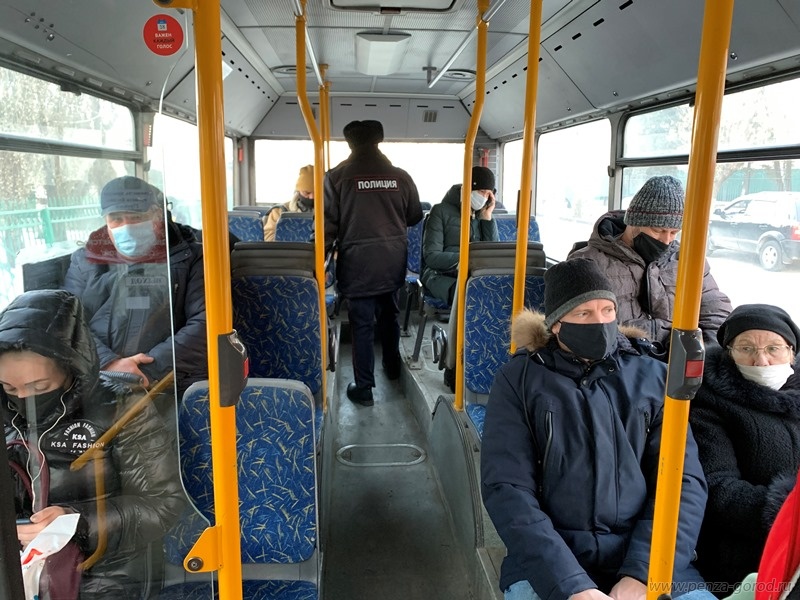 Пассажиров штрафуют из-за масок