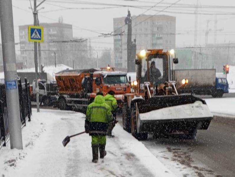 В Пензе убирают снег