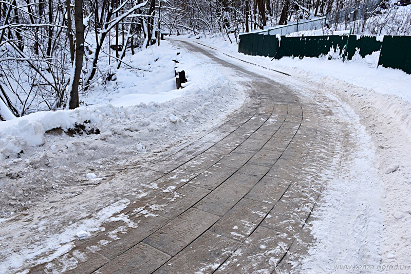 В Пензе на Тропе здоровья уложили плитку